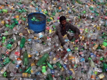 Giá nhựa PET tái chế tăng gấp đôi vì nhu cầu quá lớn của ngành đồ uống và hàng tiêu dùng